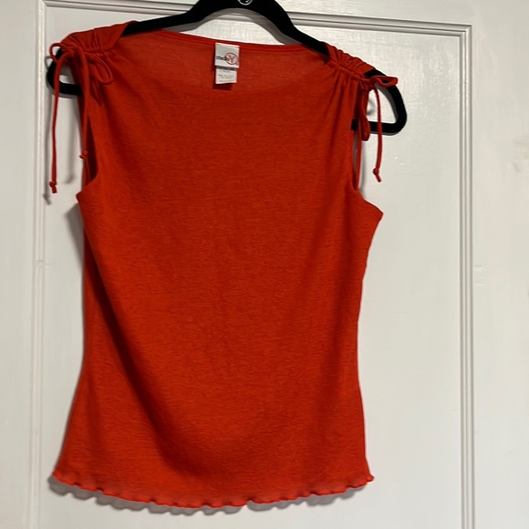 Studio Y Tops - Can you say adorable? This orange top is a must have for your summer outings.